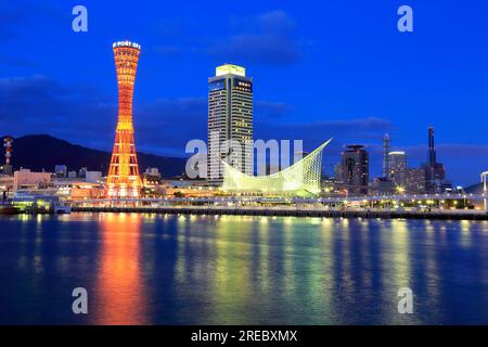 Abendlicher Blick auf den Hafen von Kobe Stockfoto