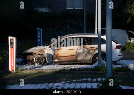 Berlin, Deutschland. 27. Juli 2023. Zwei ausgebrannte Fahrzeuge stehen auf einem Parkplatz in der Caroline-Michaelis-Straße in Berlin-Mitte. In Berlin-Mitte haben unbekannte Personen mehrere Fenster eines Büros der Deutschen Bahn eingeschlagen. Außerdem brannten laut Polizei am frühen Donnerstagmorgen zwei Autos vor dem Gebäude ab. Das Unbekannte besprühte auch die Worte "Stop Tren Maya" auf das Fenster eines Gebäudes. Damit bezieht sich das Unbekannte auf eine neue Eisenbahnstrecke, die durch Mexiko verläuft und an der die Deutsche Bahn beteiligt ist. Kredit: Paul Zinken/dpa/Alamy Live News Stockfoto