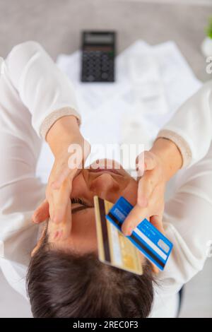 Junger Mann, der mit persönlichen Finanzen und Rechnungen zu kämpfen hat Stockfoto