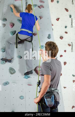 Ein Paar in einem Kletterstudio Stockfoto