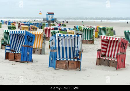 Leere Liegen an einem kühlen Tag in der Vorsaison am Strand von Langeoog, Ostfriesische Inseln, Niedersachsen, Deutschland Stockfoto
