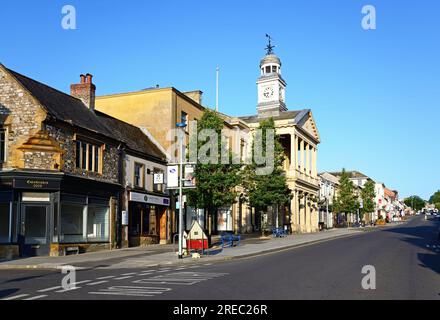 Blick auf die Guildhall und die Geschäfte entlang der Fore Street, Chard, Somerset, Großbritannien, Europa. Stockfoto