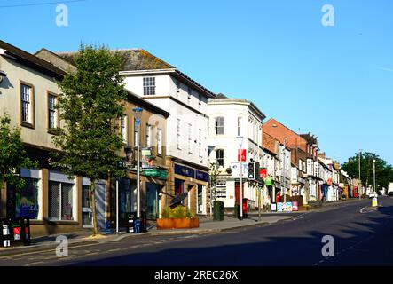 Blick auf die Geschäfte entlang der Fore Street und High Street im Stadtzentrum, Chard, Somerset, Großbritannien, Europa. Stockfoto