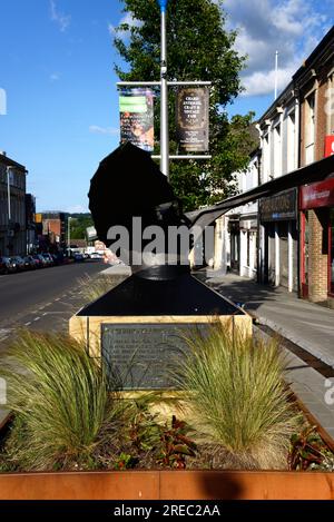 Statue des Stringfellows-Flugzeugs entlang Fore Street, Chard, Somerset, Großbritannien, Europa. Stockfoto