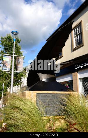 Statue des Stringfellows-Flugzeugs entlang Fore Street, Chard, Somerset, Großbritannien, Europa. Stockfoto