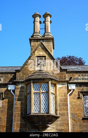 Fenster und Kamin des ehemaligen Harveys Hospital (ursprünglich Almshäuser) in der Altstadt, Chard, Somerset, Großbritannien, Europa Stockfoto