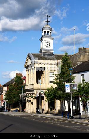 Blick auf die Guildhall entlang der Fore Street, Chard, Somerset, Großbritannien, Europa. Stockfoto