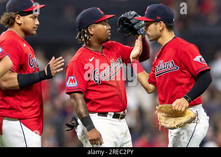 Mitglieder der Cleveland Guardians feiern einen Mannschaftssieg während eines regulären MLB-Saisonspiels zwischen den Kansas City Royals und Cleveland Guardians, T. Stockfoto