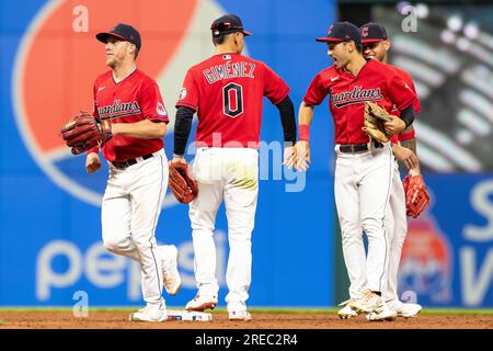 Mitglieder der Cleveland Guardians feiern einen Mannschaftssieg während eines regulären MLB-Saisonspiels zwischen den Kansas City Royals und Cleveland Guardians, T. Stockfoto