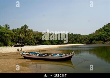 Geparktes Boot im ruhigen Dorf Nivati Beach taluka Vengurla District Sindhudurga State Maharashtra India Stockfoto