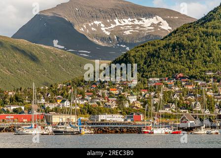 Blick auf die Tromso Tromsdalen Uferpromenade vom Hafen in Norwegen aus Stockfoto