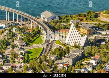 Luftaufnahme der Tromso Artic Cathedral vom Mount Storsteinen, Norwegen Stockfoto