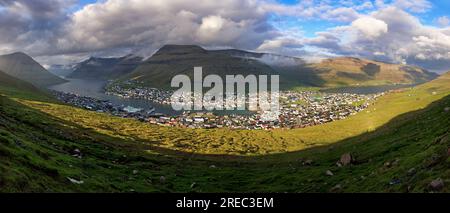 Blick vom Berg Klakkur über die Stadt Klaksvik und den Atlantischen Ozean auf den Färöern, Dänemark, Panoramablick Stockfoto