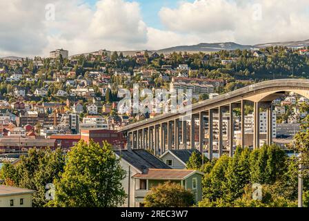 Blick auf die Stadt Tromso und die Brücke, Norwegen Stockfoto