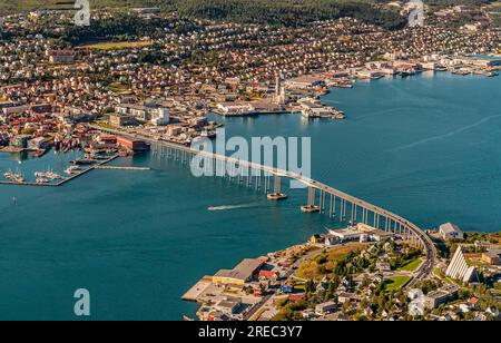 Blick aus der Vogelperspektive auf die Stadt Tromso und den Fjord vom Mount Storsteinen, Norwegen Stockfoto