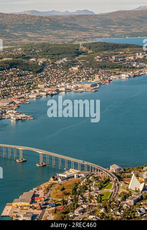 Blick aus der Vogelperspektive auf die Stadt Tromso und den Fjord vom Mount Storsteinen, Norwegen Stockfoto