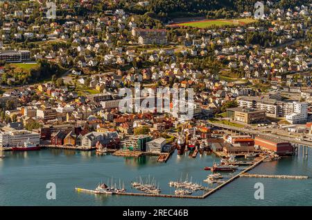 Blick aus der Vogelperspektive auf die Stadt Tromso und den Hafen vom Mount Storsteinen, Norwegen Stockfoto