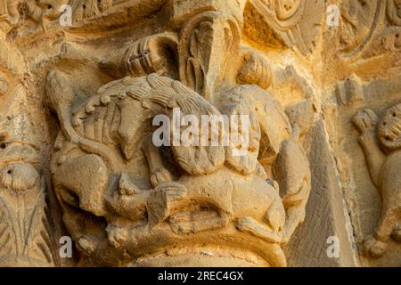 Löwen, die eine Ziege verschlingen, Kirche Santiago de Agüero, Agüero, Huesca, Spanien Stockfoto