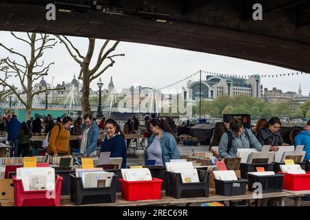 Unter der Waterloo Bridge, London, gibt es einen Markt, auf dem Bücher aus zweiter Hand verkauft werden Stockfoto