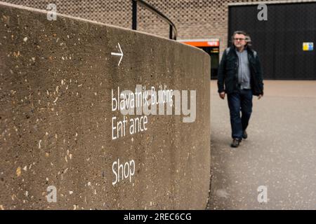 Pfeil Richtung Blavatnik Building Entrance, Tate Modern, London, UK Stockfoto