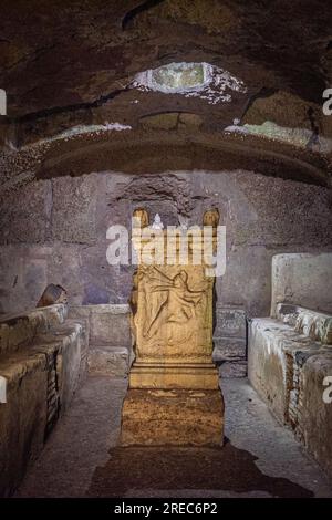 10. August 2022 in Rom, Italien: Ein antiker mithraischer Tempel im unteren Hebel der Basilika San Clemente in Rom, Italien. Stockfoto