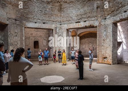 12. August 2022 in Rom, Italien: Ein Reiseleiter führt Sie durch die Ruinen des Domus Aurea von Nero in Rom, Italien Stockfoto