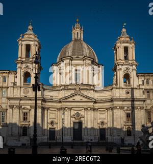 7. September 2022 in Rom, Italien: Sant'Agnese in der Agone-Kirche auf der Piazza Navona am Morgen mit Blick der Touristen. Stockfoto