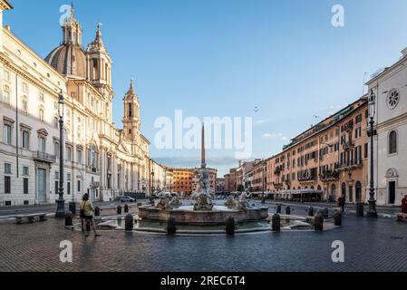 7. September 2022 in Rom, Italien: Ein Brunnen auf der Piazza Navona am Morgen mit einem Touristen. Stockfoto