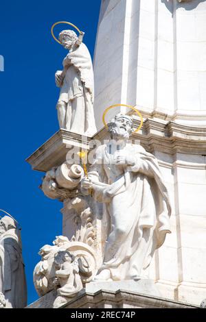 Budapest, Ungarn Skulpturen der Dreifaltigkeitssäule außerhalb der Matthiaskirche Stockfoto