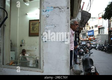 Jodhpur, Indien. 26. Juli 2023. Ein alter Mann schaut aus einem alten Goldladen in Udaipur, Rajasthan, Indien, am Mittwoch, den 26. Juli 2023. Udaipur in Rajasthan wird auch als Stadt der Seen bezeichnet. Foto: Anshuman Akash/ABACAPRESS.COM Kredit: Abaca Press/Alamy Live News Stockfoto