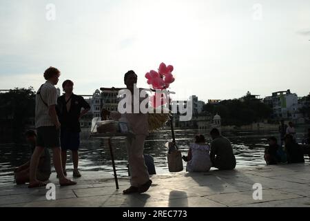 Jodhpur, Indien. 26. Juli 2023. Am Mittwoch, den 26. Juli 2023, streift ein Zuckerwatte-Verkäufer um die Gicken des Lake Pichola in Udaipur, Rajasthan, Indien. Udaipur in Rajasthan wird auch als Stadt der Seen bezeichnet. Foto: Anshuman Akash/ABACAPRESS.COM Kredit: Abaca Press/Alamy Live News Stockfoto