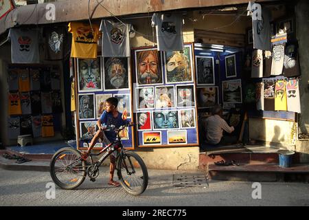 Jodhpur, Indien. 26. Juli 2023. Ein Junge wartet am Mittwoch, den 26. Juli 2023, in der Nähe eines handbemalten T-Shirt-Shops in Udaipur, Rajasthan, Indien. Udaipur in Rajasthan wird auch als Stadt der Seen bezeichnet. Foto: Anshuman Akash/ABACAPRESS.COM Kredit: Abaca Press/Alamy Live News Stockfoto