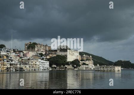 Jodhpur, Indien. 26. Juli 2023. Wolken bedecken den Himmel über Raj Bhawan in der Nähe des Lake Pichola in Udaipur, Rajasthan, Indien am Mittwoch, den 26. Juli 2023. Udaipur in Rajasthan wird auch als Stadt der Seen bezeichnet. Foto: Anshuman Akash/ABACAPRESS.COM Kredit: Abaca Press/Alamy Live News Stockfoto