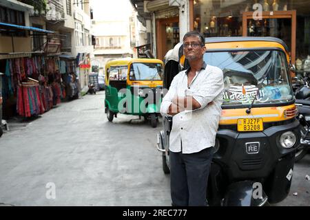 Jodhpur, Indien. 26. Juli 2023. Ein Auto-Rikscha-Fahrer wartet am Mittwoch, den 26. Juli 2023 in Udaipur, Rajasthan, Indien, auf Kunden. Udaipur in Rajasthan wird auch als Stadt der Seen bezeichnet. Foto: Anshuman Akash/ABACAPRESS.COM Kredit: Abaca Press/Alamy Live News Stockfoto