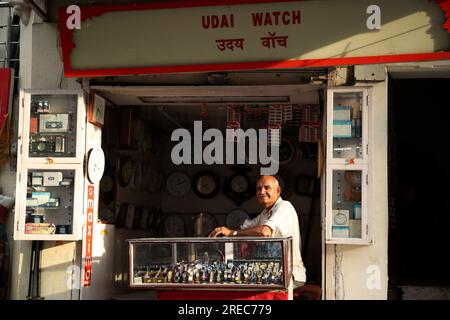 Jodhpur, Indien. 26. Juli 2023. Ein alter Mann sitzt am Mittwoch, den 26. Juli 2023, in einem Uhrenladen in Udaipur, Rajasthan, Indien. Udaipur in Rajasthan wird auch als Stadt der Seen bezeichnet. Foto: Anshuman Akash/ABACAPRESS.COM Kredit: Abaca Press/Alamy Live News Stockfoto