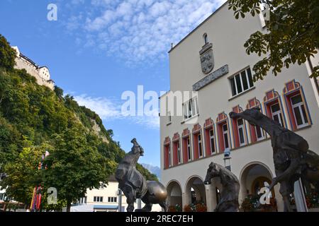 Rathaus und Schloss Vaduz an einem Sommertag - Liechtenstein Stockfoto