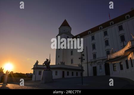 Ein wunderschöner Sonnenuntergang über der Burg Bratislava - Slowakei Stockfoto