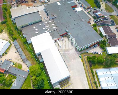 Luftaufnahme von Lagerhäusern oder Industriefabrik oder Logistikzentrum von oben. Luftaufnahme von Industriegebäuden und -Anlagen bei Sonnenuntergang, t Stockfoto