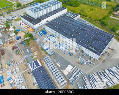 Luftaufnahme von Lagerhäusern oder Industriefabrik oder Logistikzentrum von oben. Luftaufnahme von Industriegebäuden und -Anlagen bei Sonnenuntergang, t Stockfoto