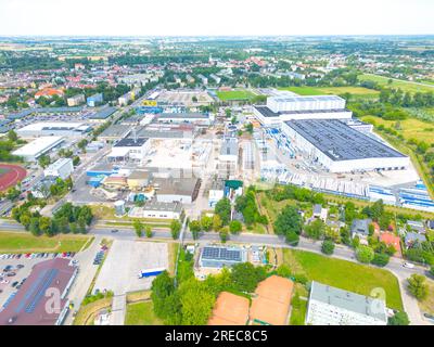 Luftaufnahme von Lagerhäusern oder Industriefabrik oder Logistikzentrum von oben. Luftaufnahme von Industriegebäuden und -Anlagen bei Sonnenuntergang, t Stockfoto