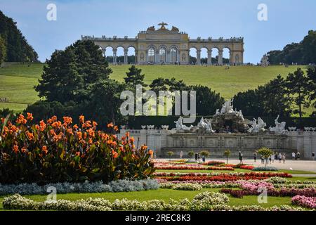 Schlosspark Schönbrunn und die Gloriette im Hintergrund - Wien, Österreich Stockfoto