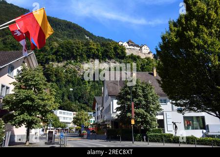 Hauptstraße und Schloss Vaduz an einem hellen Sommertag - Liechtenstein Stockfoto