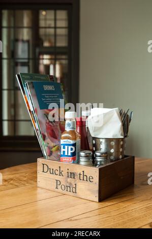 Im Inneren des Harrow Pub Duck in the Pond, bereit für den Tag. Stockfoto
