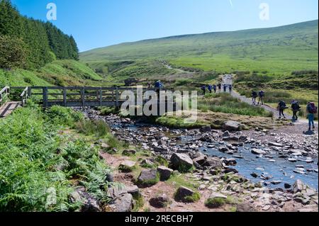 Der Start des Walk Up Pen Y Fan vom Pont Ar DAF Car Park, South Wales, Großbritannien. Stockfoto