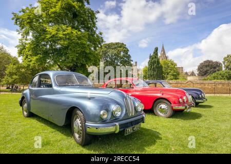 Klassische Bristol Autos auf Merton Field in Oxford, mit Christ Church Cathedral im Hintergrund. Stockfoto