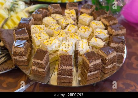 Auf einem Büfetttisch geschnittene Kuchenstücke Stockfoto