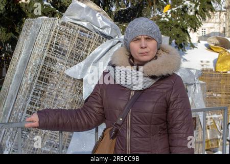 Einsame, aufgewühlte Frau, die im Winter auf der Straße stand Stockfoto