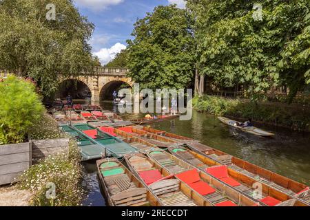 Touristen, die im Fluss Cherwell neben dem Botanischen Garten von Oxford und der Magdalen Bridge, Oxfordshire, England fahren Stockfoto