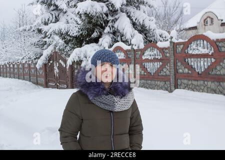 Eine Frau im Winterresort geht die Straße entlang Stockfoto