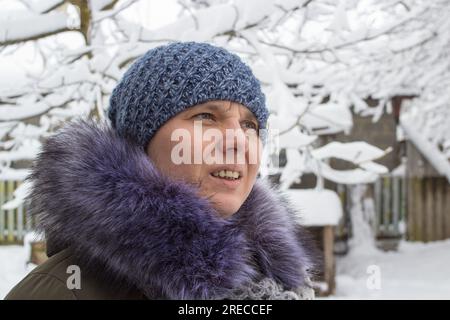 Frau mit einem wunderschönen Mantel und flauschigem Kragen im Winter Stockfoto